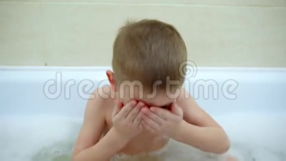 可爱的小男孩在浴缸里玩视频的预览图