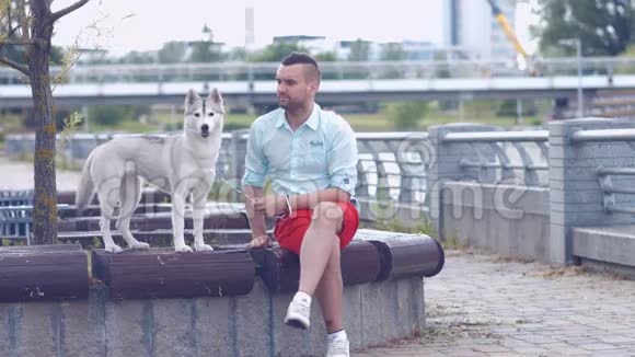 公园里的人和他的狗哈士奇狗视频的预览图