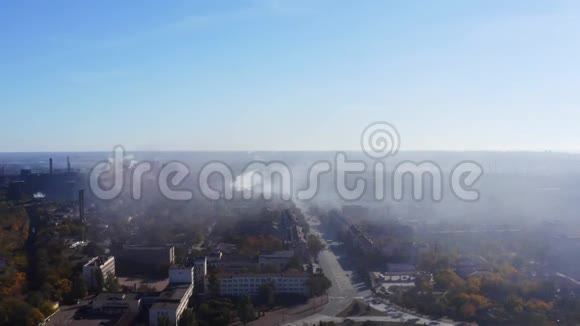 城市上空的烟雾空中观景视频的预览图