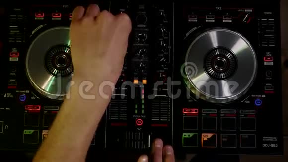 DJ工作在设备的顶部视图视频的预览图