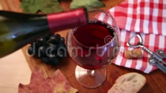 葡萄酒被倒入酒杯中视频的预览图