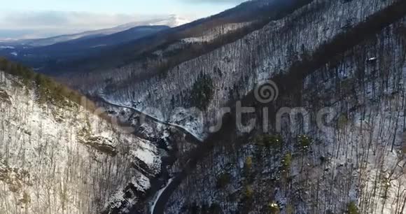 雪覆盖的山路的鸟瞰图视频的预览图