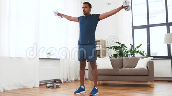 印度男人在家里用哑铃锻炼身体视频的预览图