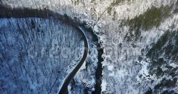 穿过雪山的道路正上方视频的预览图