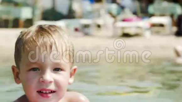 小男孩在岸上游泳视频的预览图