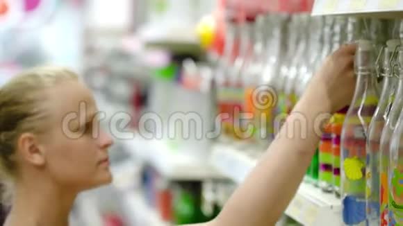 在商店里看装饰瓶的女人视频的预览图