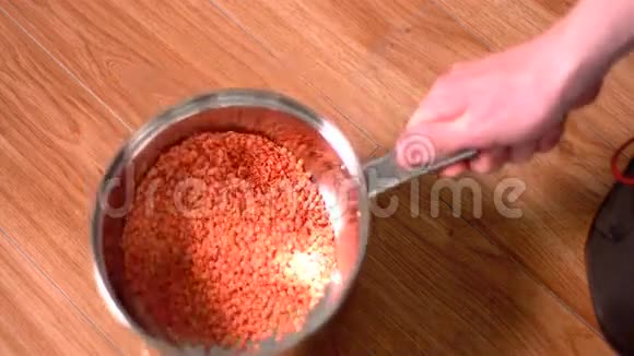 人在锅里摇动红扁豆视频的预览图
