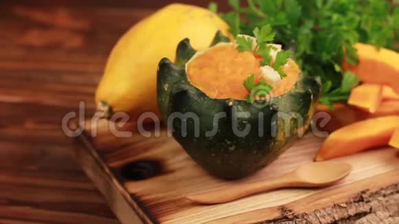鲜嫩可口的南瓜汤配以镂空南瓜配以配料视频的预览图