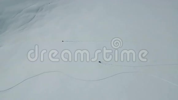 雪地摩托在一座山上行驶视频的预览图