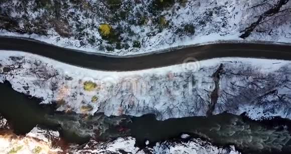 雪覆盖的山路的鸟瞰图视频的预览图