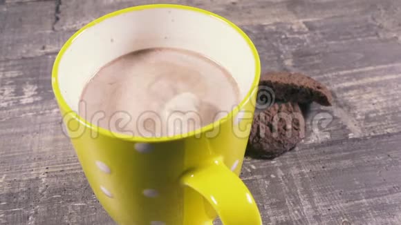 杯子里的慢动作热巧克力和棉花糖视频的预览图