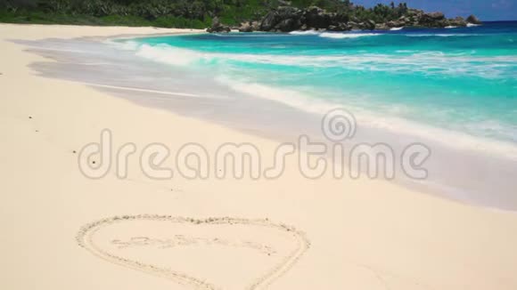 塞舌尔群岛海滩上的小波浪和巨大巨石LaDigueAnseCocos视频的预览图