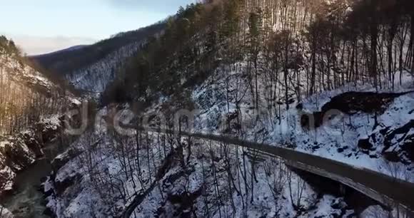 雪覆盖的山路的鸟瞰图视频的预览图