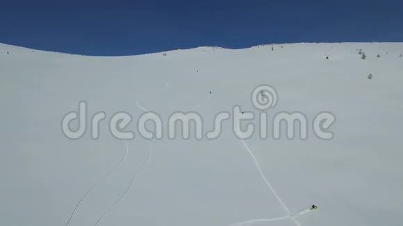 雪地摩托在一座山上行驶视频的预览图