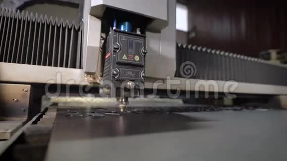 高精度数控激光切割金属板材现代技术允许接收高精度零件可编程视频的预览图