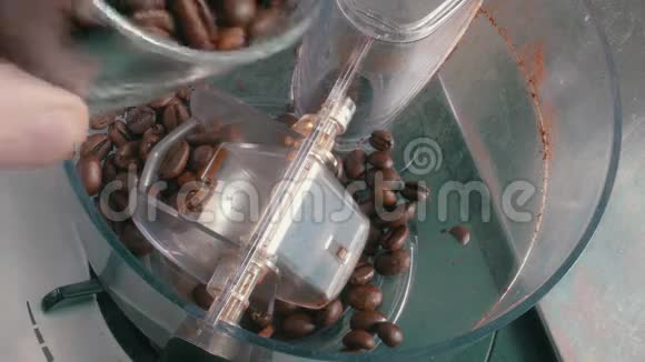 咖啡豆加入磨床视频的预览图