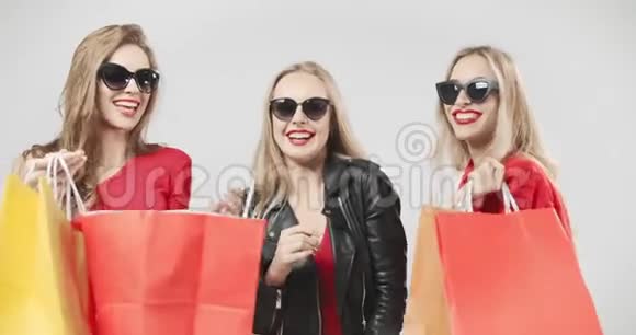 带着红色购物袋的快乐女人视频的预览图