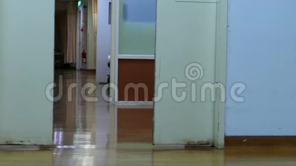 手术室的门视频的预览图