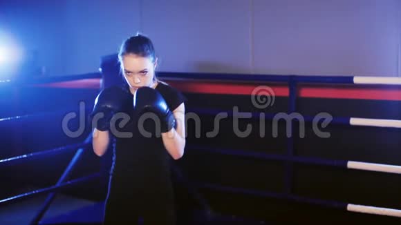 女拳击手在拳击场上拳打脚踢视频的预览图