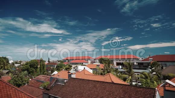 巴厘岛森尼雅克橙色瓦屋顶和蓝天视频的预览图