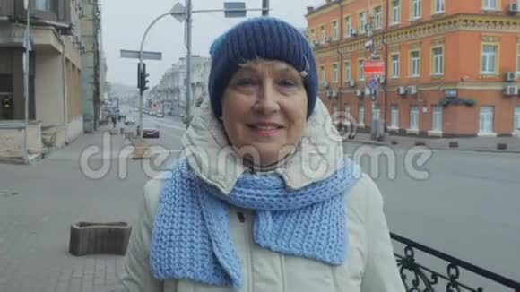 微笑的祖母走在街上视频的预览图