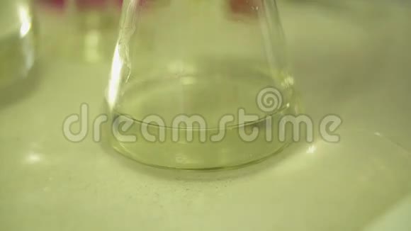 烧瓶超慢运动的化学反应视频的预览图