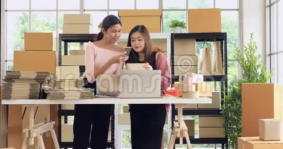 两个年轻的亚洲女人一起工作视频的预览图