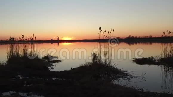 日落于风景如画的湖面视频的预览图