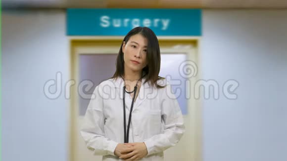 亚洲女医生医院走廊手术视频的预览图