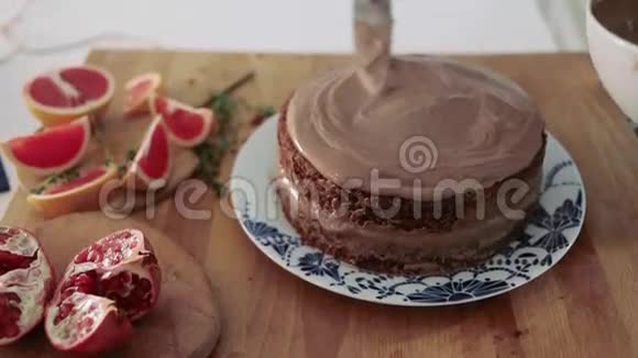 面包师用巧克力装饰巧克力蛋糕厨房烹饪蛋糕的过程视频的预览图