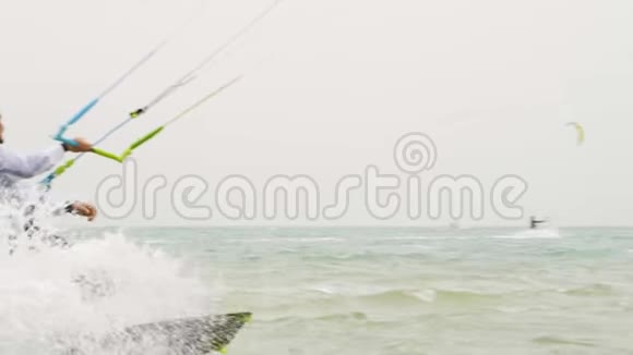 商人在热带海洋里骑风筝表演魔术视频的预览图