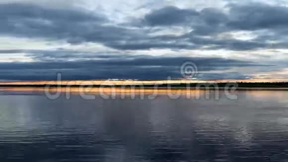 拍摄西伯利亚河流上空的日落和白云白色的夜晚视频的预览图