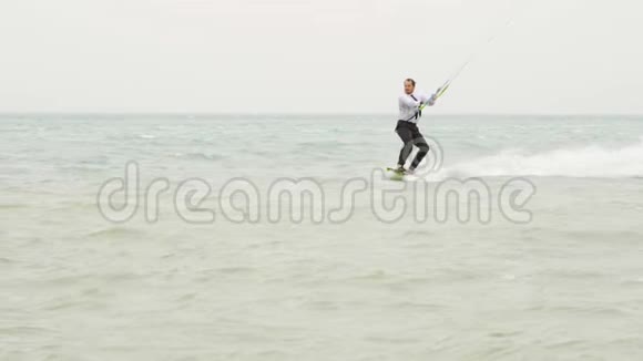 商人在热带海洋里骑风筝表演魔术视频的预览图
