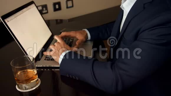 中间一段商人用笔记本电脑视频的预览图