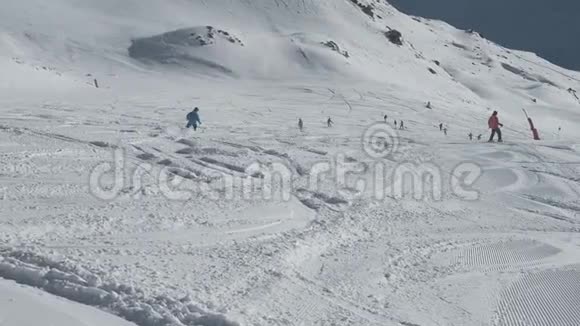 活塞上的滑雪者下山视频的预览图
