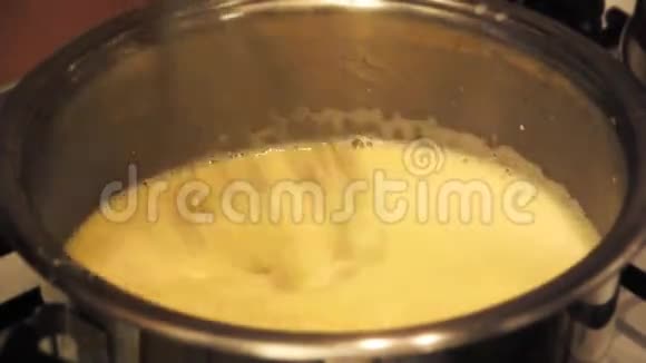 食物混合物在碗里搅拌视频的预览图
