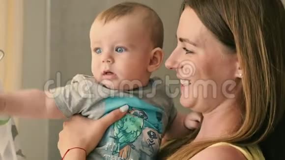 快乐妈妈亲吻可爱的小宝宝的肖像视频的预览图
