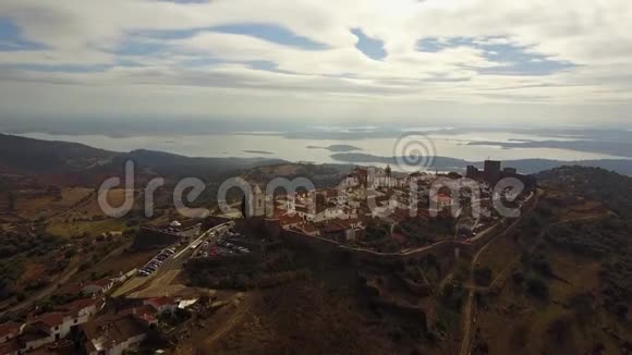 历史悠久的蒙萨拉兹在阿伦特霍湖边的山上葡萄牙视频的预览图
