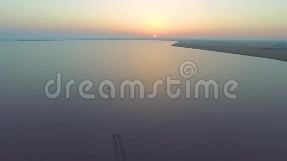 日出过湖航拍视频视频的预览图