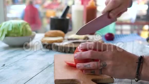雄性手切西红柿视频的预览图