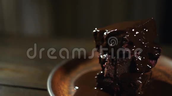 厨师把樱桃放在巧克力蛋糕上自制蛋糕美味的甜点视频的预览图