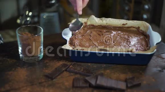 他在做蛋糕厨师准备面团烘烤巧克力蛋糕视频的预览图