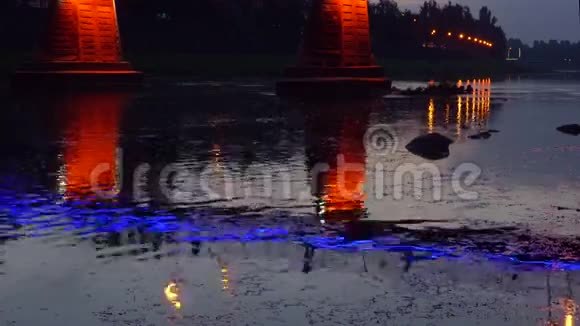 夜城桥的灯火在河中映出乌日戈罗德视频的预览图