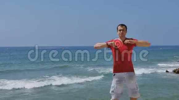 运动的年轻的健康的英俊的白人在训练前热身他的身体视频的预览图