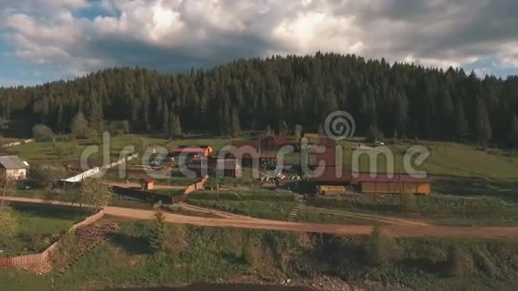 从村庄的高度俯瞰森林视频的预览图