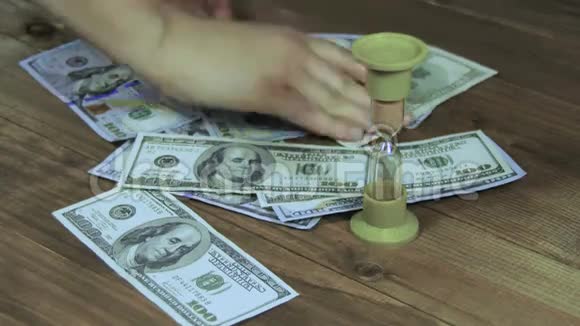 美元纸币落在木桌和玻璃上视频的预览图