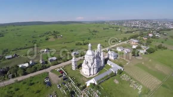 村里的教堂里的赫鲁西夫卡射击无人机视频的预览图