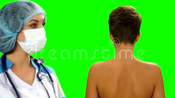 医生检查女性病人的肺部视频的预览图