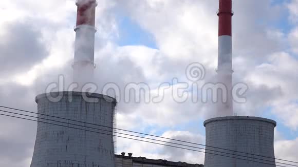冷却塔和工厂烟库视频的预览图