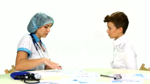 女医生向她的女医生解释诊断视频的预览图